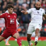 O que é 'Use', o inscrito na jaqueta do Liverpool no videogame da Premier Organization contra o Manchester United