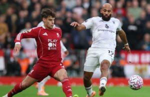 O que é ‘Use’, o inscrito na jaqueta do Liverpool no videogame da Premier Organization contra o Manchester United O que é 'Use', o inscrito na jaqueta do Liverpool no videogame da Premier Organization contra o Manchester United