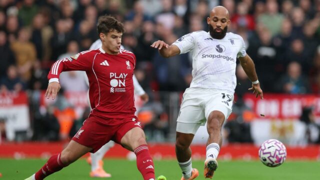 O que é 'Use', o inscrito na jaqueta do Liverpool no videogame da Premier Organization contra o Manchester United 

