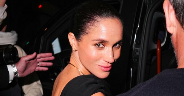 O que está impulsionando a mais atual reinvenção 'Extremely Mindful' Por dentro da reformulação solo muito consciente de Meghan Markle e como o príncipe Harry se sente a respeito Meghan Markle 2545 Us Weekly Cov