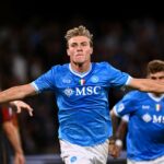 Rasmus Hojlund comemora após marcar para Napoli x Sporting CP.