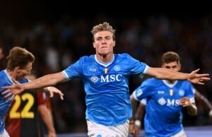 O que os jogadores da Série A estão afirmando sobre Rasmus Hojlund no Napoli, ‘As pessoas realmente identificaram …’ Rasmus Hojlund comemora após marcar para Napoli x Sporting CP.