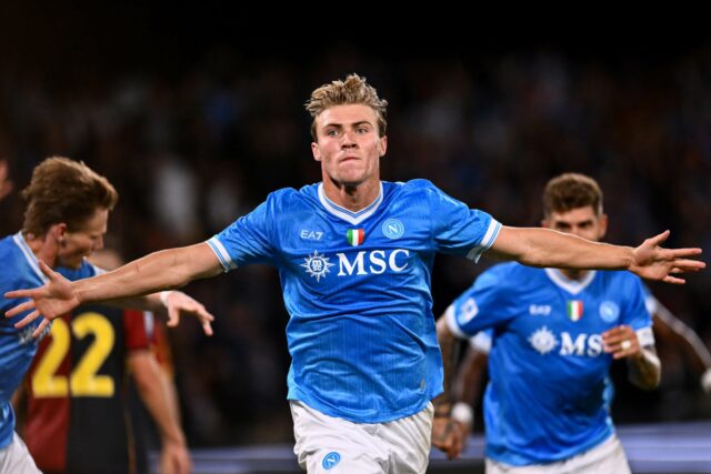 Rasmus Hojlund comemora após marcar para Napoli x Sporting CP.