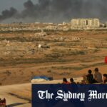 Um caminhão transporta um tanque militar de dentro da Faixa de Gaza, no sul de Israel, após o anúncio de que Israel e o Hamas concordaram com a primeira fase de um plano de paz para interromper os combates.