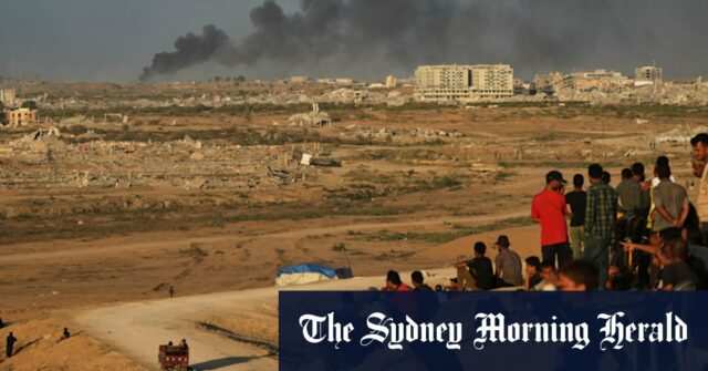 Um caminhão transporta um tanque militar de dentro da Faixa de Gaza, no sul de Israel, após o anúncio de que Israel e o Hamas concordaram com a primeira fase de um plano de paz para interromper os combates.