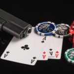 O que você precisa saber sobre os mafiosos acusados ​​de escândalo de jogos de pôquer fraudulentos. Fichas de pôquer, cartas e uma arma em um fundo preto. O conceito de jogos de azar e entretenimento.