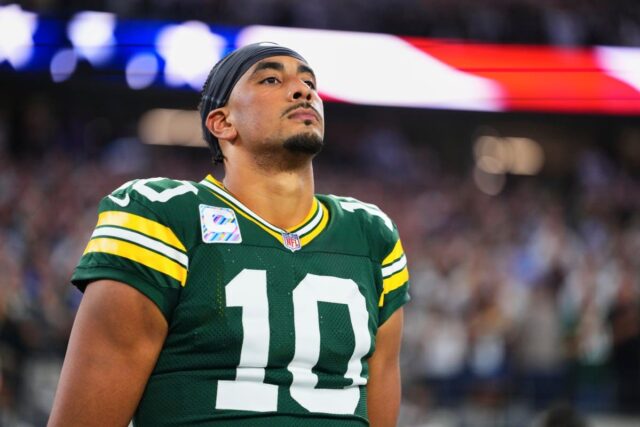 O questionável QB Struck do Packers Gamer atrai consideravelmente bem Jordan Love #10 of the Green Bay Packers