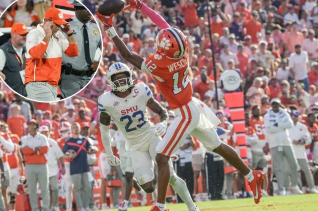 O wide receiver do Clemson Tigers, Bryant Wesco Jr., tenta pegar um passe enquanto o safety do Southern Methodist Mustangs, Isaiah Nwokobia, defende.