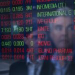 Uma tela na Bolsa de Valores da Austrália mostrando muitas ações no vermelho.