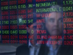 O rival de US $ 2Ba-dias recebe luz verde para sacudir completamente a economia australiana Uma tela na Bolsa de Valores da Austrália mostrando muitas ações no vermelho.