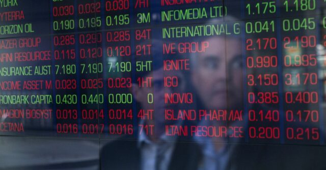 Uma tela na Bolsa de Valores da Austrália mostrando muitas ações no vermelho.