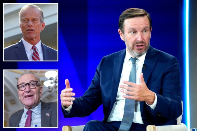 O senador Chris Murphy sugere que os democratas poderiam encerrar O senador Chris Murphy sugere que os democratas poderiam encerrar a paralisação se o Partido Republicano concordar com um acordo de US$ 20 bilhões, muito menos do que o pedido anterior de US$ 1,5 trilhão