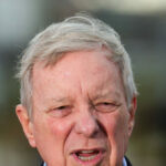 O senador Dick Durbin compara o ICE aos campos de internamento japoneses da Segunda Guerra Mundial: 'Há apenas um paralelo na história'