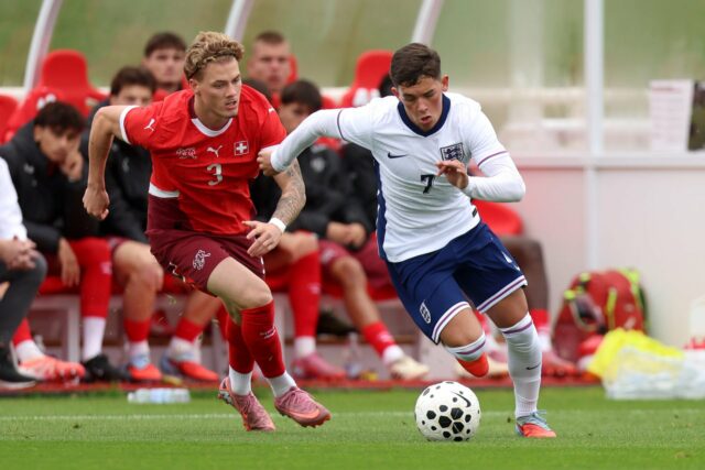 Shea Lacey driblando pela Inglaterra Sub-20.