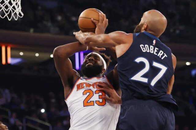 O tão esperado retorno de Mitchell Robinson aos Knicks pode Mitchell Robinson (boné preto), que está tratando de um problema no tornozelo, pode retornar à ação na noite de sexta-feira contra o Bulls.