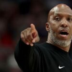 O técnico da NBA, Chauncey Billups, nega acusações após prisão em investigação de jogos de azar do FBI