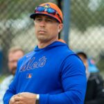 O técnico assistente de arremesso do Mets, Desi Druschel, participa do Spring Training, quinta-feira, 20 de fevereiro de 2025, em Port St.