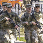 Militares uniformizados, com o emblema da Guarda Nacional do Texas, são vistos no Centro da Reserva do Exército dos EUA, terça-feira, 7 de outubro de 2025, em Elwood, Illinois, um subúrbio de Chicago. (Foto AP/Erin Hooley)