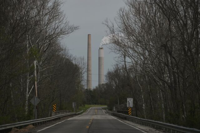 Arquivo - O equipamento pesado se move através do carvão na usina general James Gavin, uma usina a carvão, 14 de abril de 2025, em Cheshire, Ohio. (AP Photo/Joshua A. Bickel, arquivo)