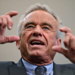 ARQUIVO - Um profissional de saúde prepara uma dose da vacina Pfizer COVID-19 em La Paz, Bolívia, 7 de janeiro de 2025. (AP Photo/Juan Karita, Arquivo)