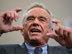 Kennedy intensifica ataques às vacinas, sem respaldo científico ARQUIVO - Um profissional de saúde prepara uma dose da vacina Pfizer COVID-19 em La Paz, Bolívia, 7 de janeiro de 2025. (AP Photo/Juan Karita, Arquivo)