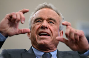 O estranho vídeo de ‘condicionamento físico’ de RFK Jr. e Kid Rock vai fazer você estremecer ARQUIVO - Um profissional de saúde prepara uma dose da vacina Pfizer COVID-19 em La Paz, Bolívia, 7 de janeiro de 2025. (AP Photo/Juan Karita, Arquivo)