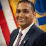 O vereador da cidade de Nova York, Anand Shah, acusado de 18 taxas relacionadas a jogos proibidos