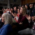 Uma gravação do Question Time foi interrompida quando estridentes aplausos ecoaram pela plateia depois que eles ouviram que o desgraçado ex-príncipe Andrew seria destituído de seu título e de sua casa.