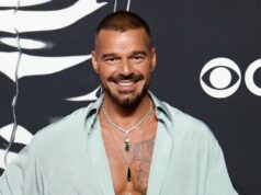 O vocalista Ricky Martin, 53, exibe figura esculpida em selfie nua Bad Bunny compartilha o recurso de foto de roupa de baixo Tap