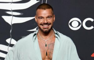 O vocalista Ricky Martin, 53, exibe figura esculpida em selfie nua Bad Bunny compartilha o recurso de foto de roupa de baixo Tap
