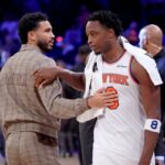 O atacante do New York Knicks, OG Anunoby # 8, cumprimenta Jayson Tatum, do Boston Celtics, no final do jogo.