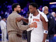 OG Anunoby, do Knicks, se sente ‘bem’ após susto no tornozelo contra o Celtics O atacante do New York Knicks, OG Anunoby # 8, cumprimenta Jayson Tatum, do Boston Celtics, no final do jogo.