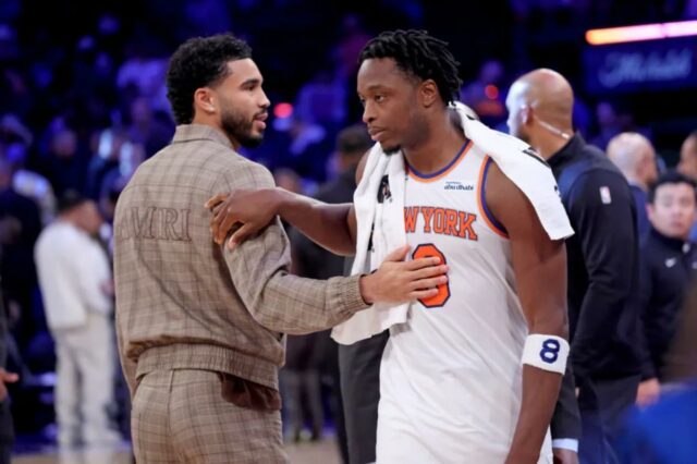 OG Anunoby, do Knicks, se sente 'bem' após susto no O atacante do New York Knicks, OG Anunoby # 8, cumprimenta Jayson Tatum, do Boston Celtics, no final do jogo.