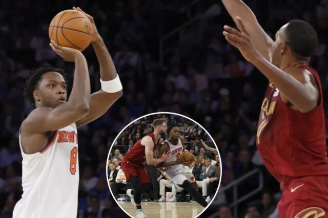 OG Anunoby, que marcou 24 pontos, salta sobre Evan Mobley durante a vitória dos Knicks por 119-111 sobre os Cavaliers no Madison Square Garden em 22 de outubro de 2025.
