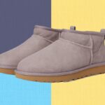 Par de botas Ugg Classic Ultra Mini roxas claras com sola marrom.