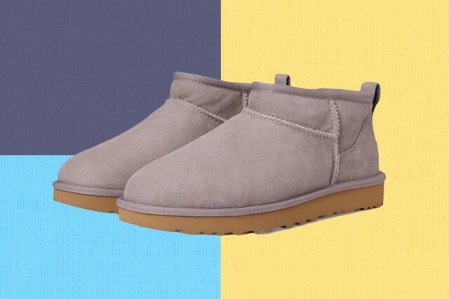 Par de botas Ugg Classic Ultra Mini roxas claras com sola marrom.