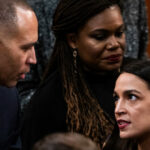 Ocasio-Cortez: A extensão dos subsídios por um ano é 'cínica' e Jeffries 'diz que não, é não'