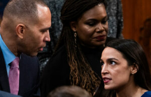 Ocasio-Cortez: A extensão dos subsídios por um ano é ‘cínica’ e Jeffries ‘diz que não, é não’ Ocasio-Cortez: A extensão dos subsídios por um ano é 'cínica' e Jeffries 'diz que não, é não'