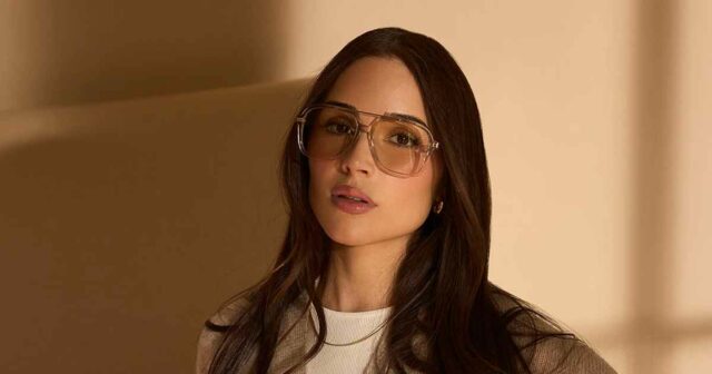 Olivia Culpo compartilha Go To Outfit enquanto faz malabarismos com a vida da mãe e o lançamento da moda