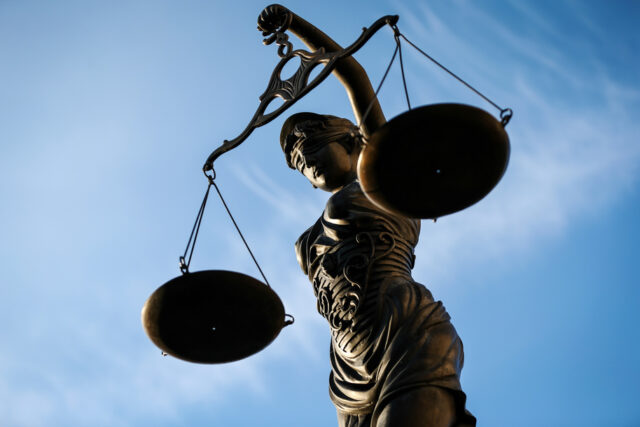 Organizações sem fins lucrativos de violência doméstica estão vencendo a Desenho animado de Clay Bennett