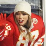 Taylor Swift reage durante a primeira metade de um jogo entre o Chicago Bears e o Kansas City Chiefs no Arrowhead Stadium, em Kansas City, em 2023.