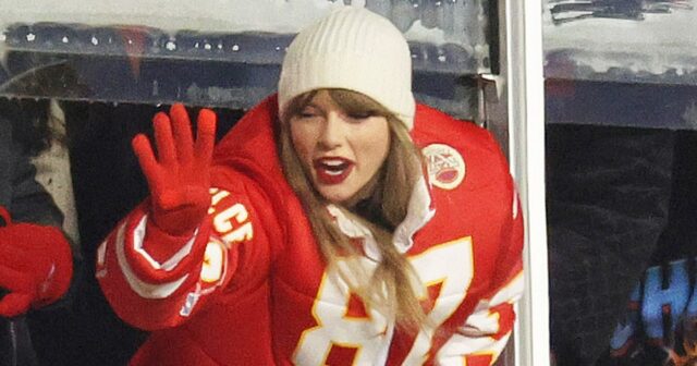 Taylor Swift reage durante a primeira metade de um jogo entre o Chicago Bears e o Kansas City Chiefs no Arrowhead Stadium, em Kansas City, em 2023.