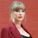 Taylor Swift e Brittany Mahomes durante um jogo entre Los Angeles Chargers e Kansas City Chiefs em 22 de outubro de 2023 em Kansas City, Missouri.