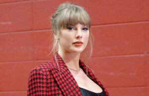 Os Chiefs recebem os Leões no ‘Sunday Evening Football’. Taylor Swift poderia ir? Taylor Swift e Brittany Mahomes durante um jogo entre Los Angeles Chargers e Kansas City Chiefs em 22 de outubro de 2023 em Kansas City, Missouri.