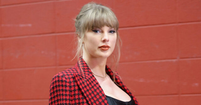 Taylor Swift e Brittany Mahomes durante um jogo entre Los Angeles Chargers e Kansas City Chiefs em 22 de outubro de 2023 em Kansas City, Missouri. 