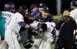 Os Mariners superaram os Tigers para vencer o jogo 5, clássico de 15 entradas e avançar para ALCS vs. Jorge Polanco (centro) é assediado por companheiros de equipe depois de marcar uma única vitória no 15º turno da vitória dos Mariners sobre os Tigers no jogo 5 do ALDS em 10 de outubro de 2025.