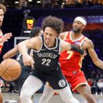 Os Nets continuam sem vitórias, já que o inspirado rali final fica aquém da derrota para os Hawks