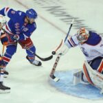 O goleiro dos Oilers, Stuart Skinner # 74, faz uma defesa durante o terceiro período em 14 de outubro.
