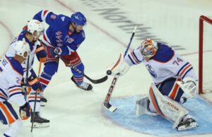 Os Rangers marcam pontos em suas cabeças no treino enquanto as lutas ofensivas aumentam O goleiro dos Oilers, Stuart Skinner # 74, faz uma defesa durante o terceiro período em 14 de outubro.