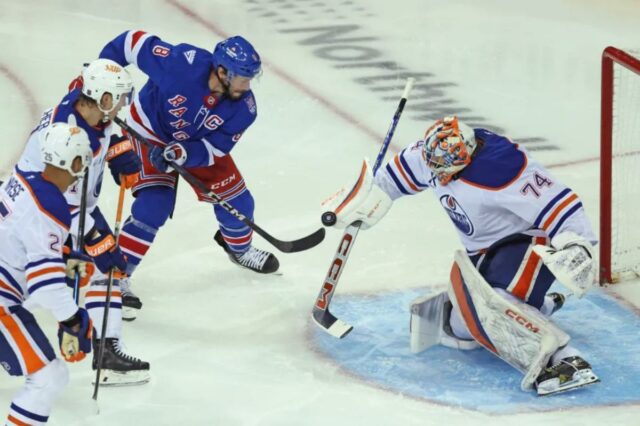 O goleiro dos Oilers, Stuart Skinner # 74, faz uma defesa durante o terceiro período em 14 de outubro.